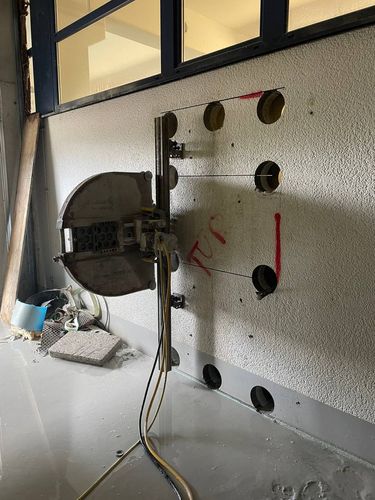 Betonbohren und Sägen: Mehrfache Kernbohrungen in Betonkonstruktion