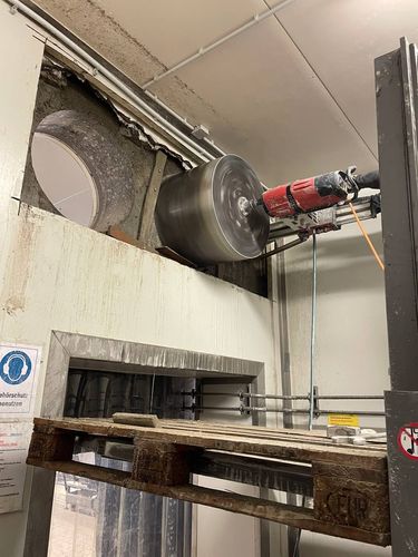Betonbohren und Sägen: Mehrfache Kernbohrungen in Betonkonstruktion