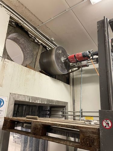 Betonbohren und Sägen: Mehrfache Kernbohrungen in Betonkonstruktion